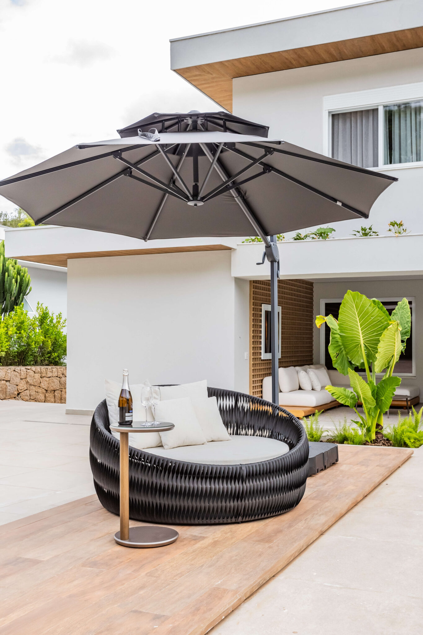 Área externa com spa e deck em madeira na Casa Refúgio em Louveira, projeto residencial de alto padrão assinado por arquiteto em Jundiaí