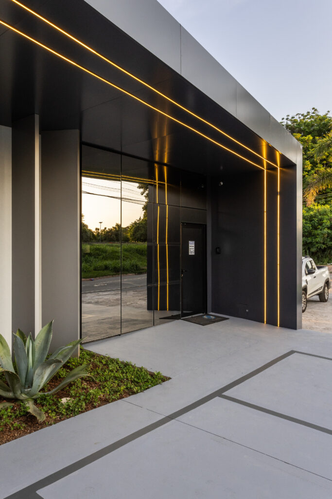 Fachada com iluminação da empresa Antonioli Plastico por Daniel Santana