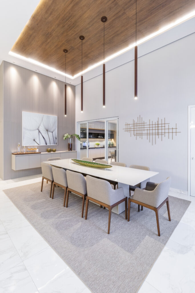 Projeto residencial em Jundiaí com sala de estar integrada e pé-direito duplo